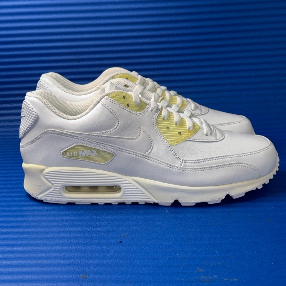 Size 11.5- Men’s Nike Air Max 90 Sneakers Triple White 302519-113 RARE 2005 NEW